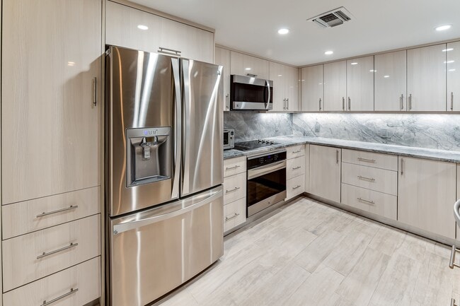 Building Photo - 340 S Ocean Blvd