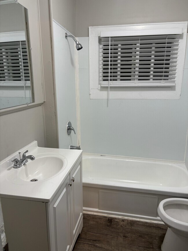 Building Photo - 554 Lynmore Ave