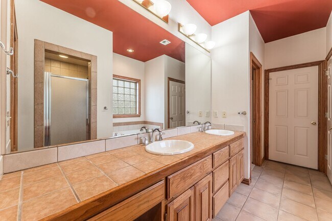 Building Photo - Beautiful spacious 3 bedroom home with a p...