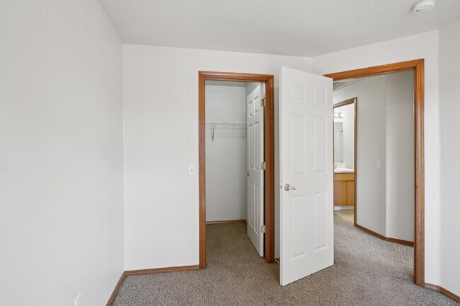 Building Photo - 4 bedroom 2.5 bath home