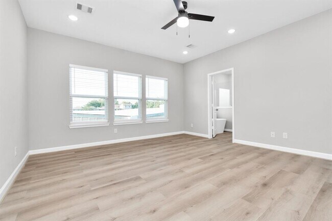 Building Photo - 2347 Hoskins Dr