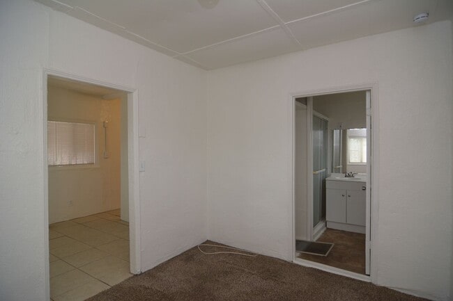 Building Photo - Charming 1 Bedroom 1 Bath Duplex! Great Central Tucson Location!