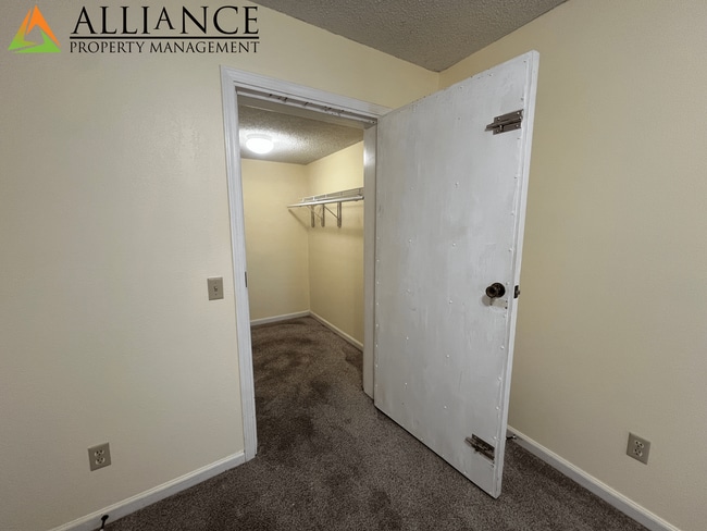 Building Photo - Spacious Rooms & Close to Downtown