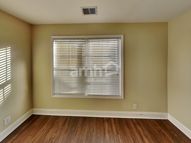 Building Photo - 2404 Adelaide Dr