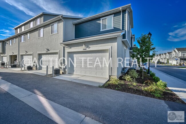 Building Photo - Beautiful Townhome in Bluffdale
