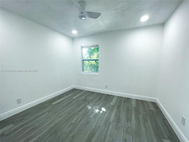 Building Photo - 7915 NW 73rd Ave