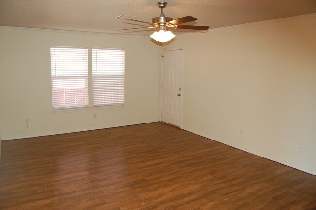 Building Photo - Great Updated 3/2/1 - Easy Access to Loop 289