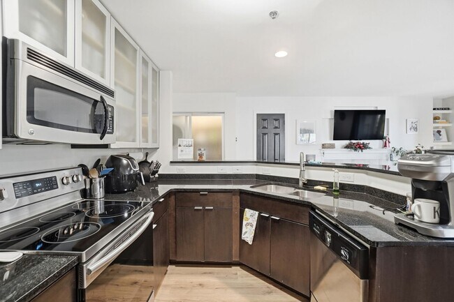 Building Photo - Uptown Living • Prime Location • City Views