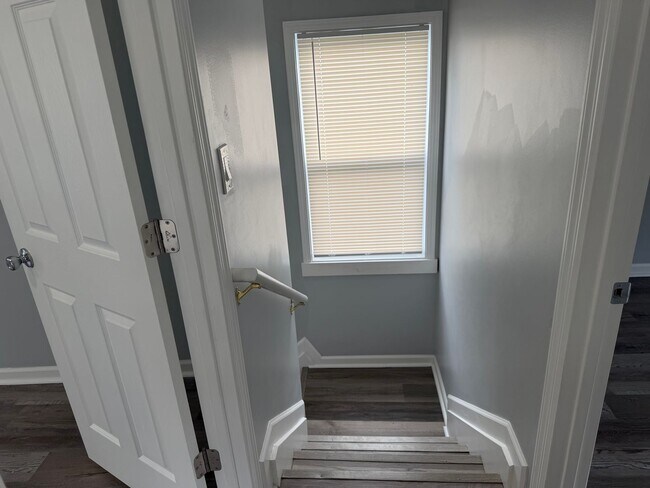 Building Photo - 2-Bedroom, 1 Bath Single Family for Rent in Middletown , OH|  Modern Kitchen