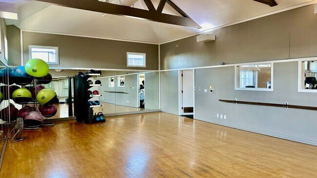Building Photo - Luxury & Bright Top-floor in one of the sa...