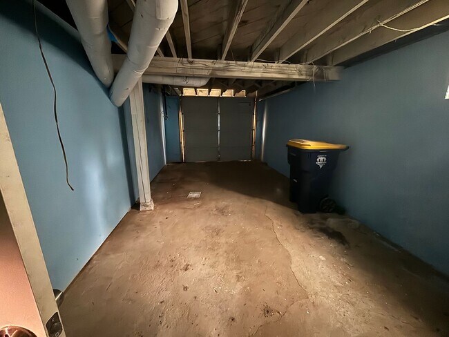 Building Photo - 4 Bed 2 Bath Home with Garage Near Swope PKWY Available NOW!