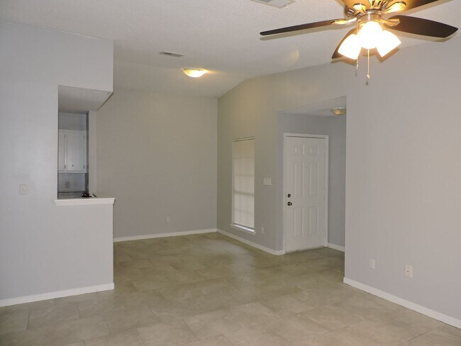 Building Photo - Convenient Northeast location!