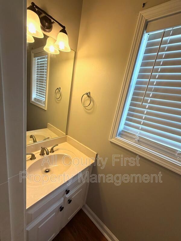 Building Photo - 2215 Lake Royale Dr