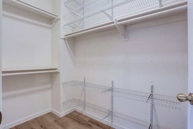 Building Photo - 3 Bedroom Home in Cul De Sac Available Now...