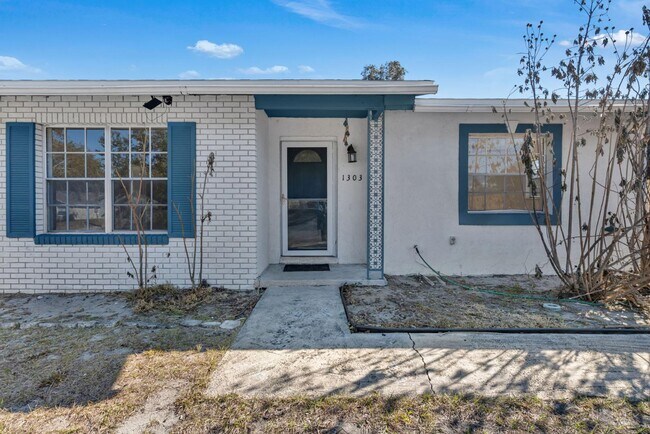 Building Photo - 1303 Charles St