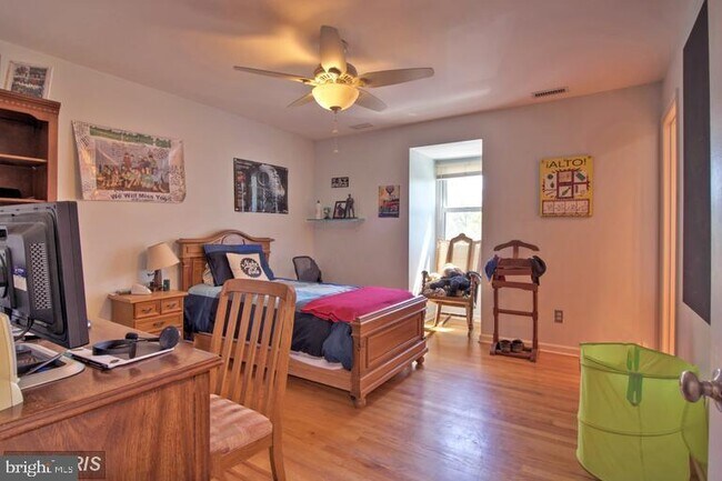 Building Photo - 18 S Pershing Dr