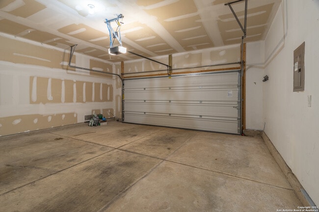 Building Photo - 682 Pond Springs