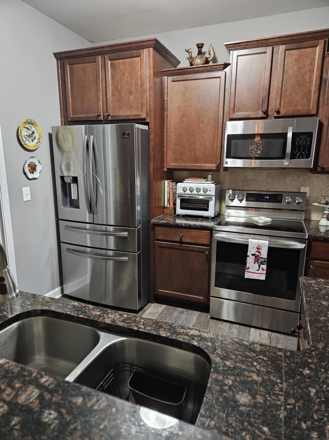 Building Photo - 307 First Post Rd