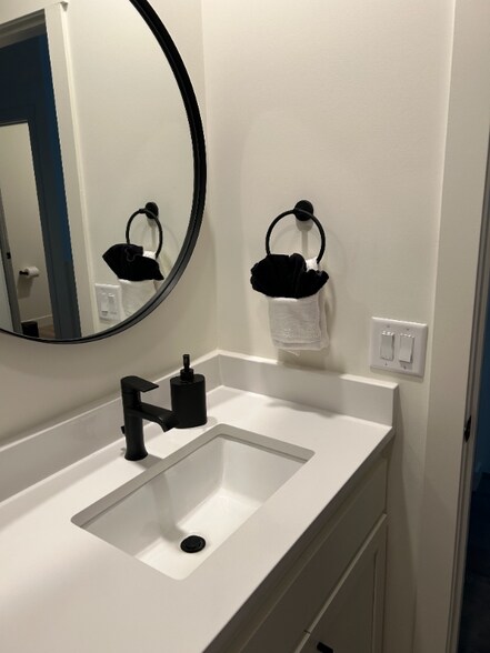 Building Photo - 18 Pine Dr