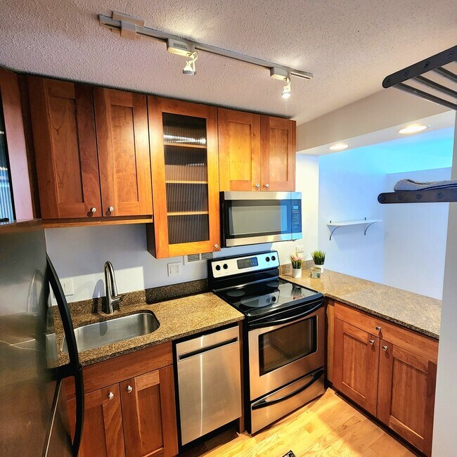 Building Photo - 450 W Briar Pl
