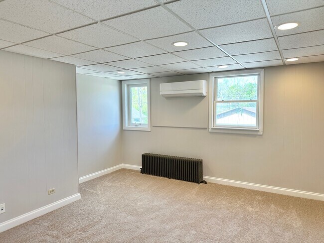 Building Photo - 40 Crystal St