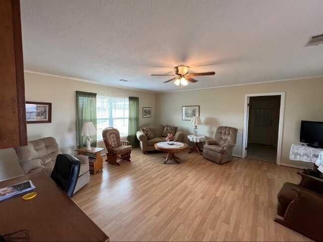 Building Photo - 566 Schmidt Rd