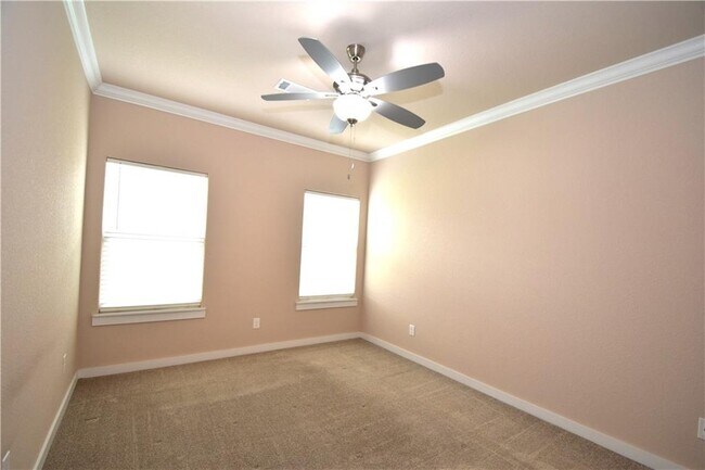 Building Photo - 463 Red Robin St