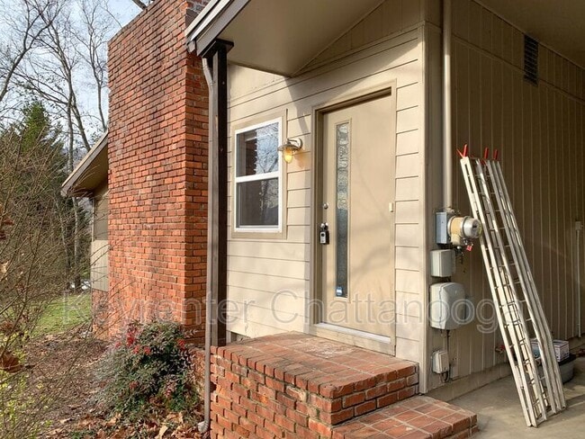 Building Photo - 1023 N Runyan Dr