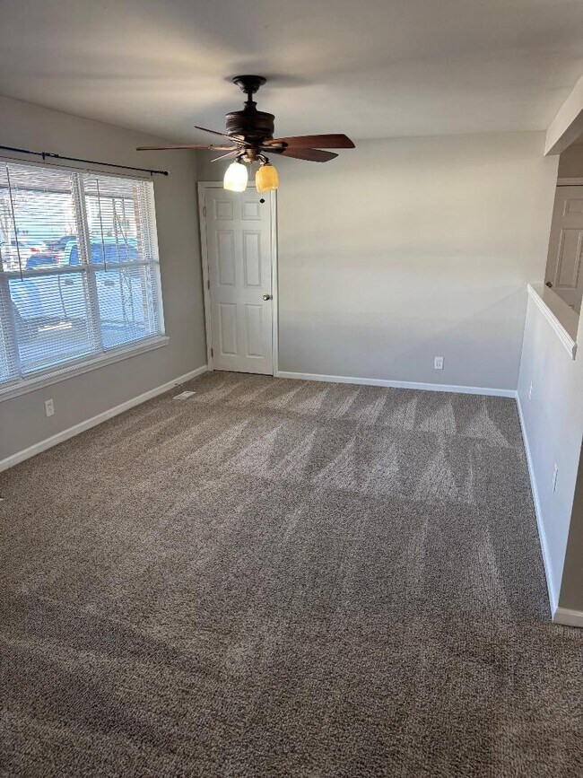 Building Photo - 709 Plaza Dr