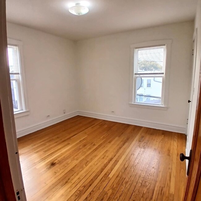 Building Photo - 5041 W Dickens Ave