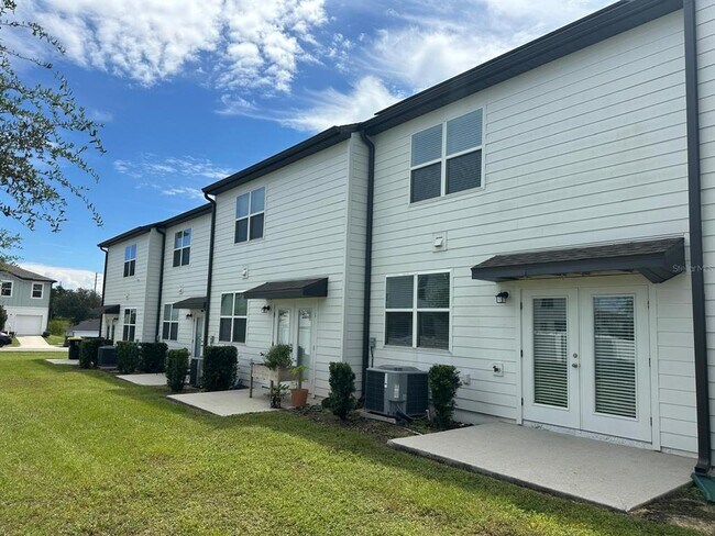 Building Photo - 118 Mandovi St