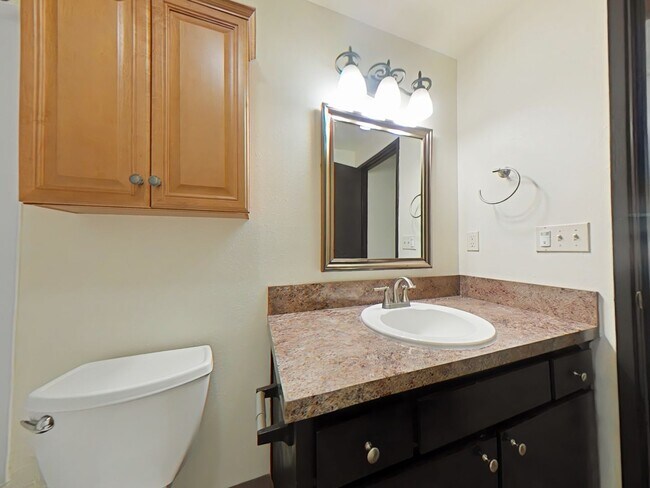 Building Photo - 1 Bedroom Apartment ~ Close to Campus ~ Sm...