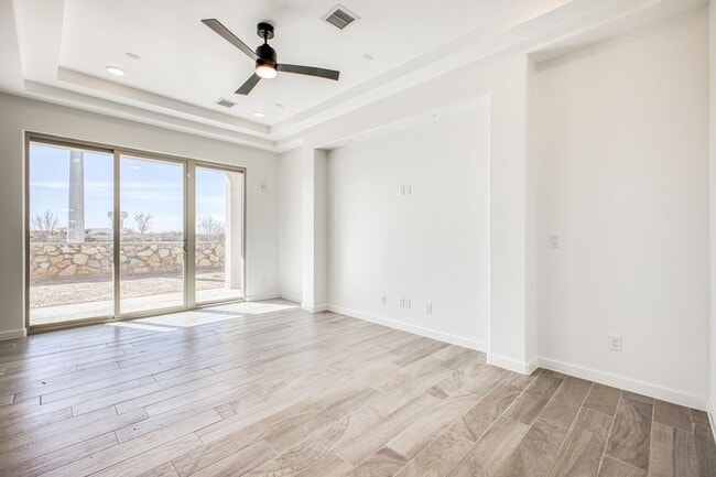 Building Photo - Beautiful East side House 4 bed-2.5 baths, part of The Overlook Casa Club that includes Swimming ...