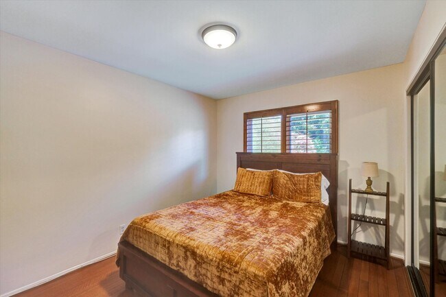 Building Photo - 5-Bedroom Home in Desirable Friendly Hills...