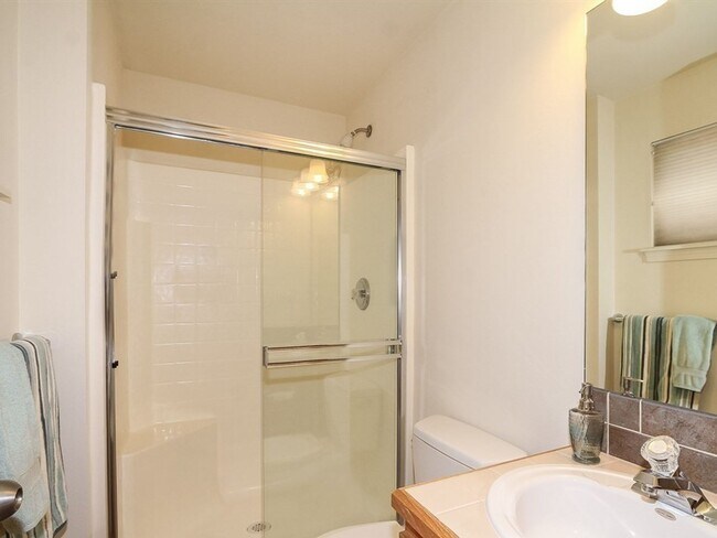 Building Photo - Fabulous Green Lake Townhome