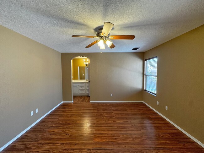Building Photo - 923 Telstar Loop NW
