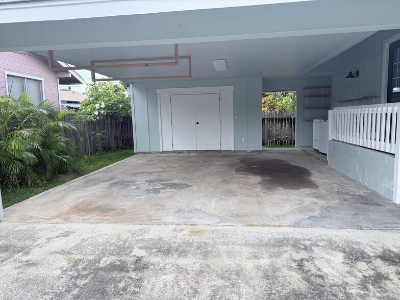 Building Photo - 447A Manono St