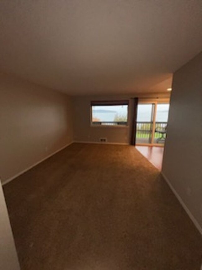 Building Photo - Top floor water front Steilacoom 1 bedroom...