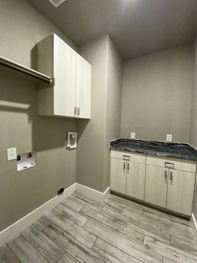 Building Photo - Located 1 Mile from IH 35/ No Carpet / Tons of Upgrades /  Turf Grass in Front Yard / Fenced in B...