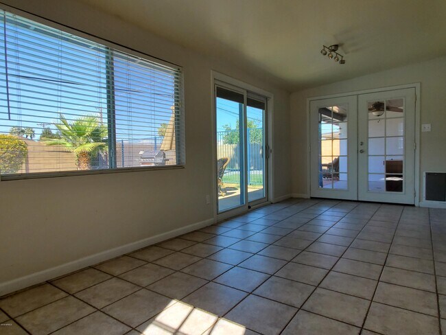 Building Photo - 8020 E Monte Vista Rd
