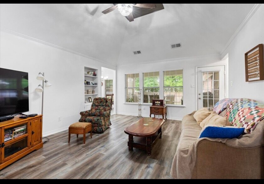 Building Photo - 1132 Kensington Ct
