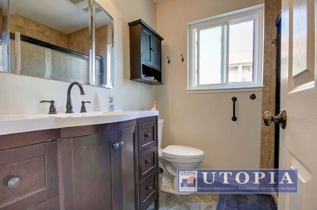 Building Photo - Ocean Views! 2 bd/ 1.5 bath condo w/ Commu...