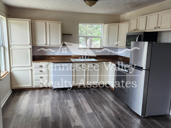 Building Photo - Charming 2-Bedroom, 2-Bath Home Just Minut...
