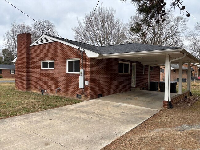 Building Photo - 4 bed, 2 bath brick home located in Asheboro