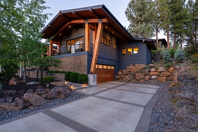 Building Photo - Stunning Mountain Home