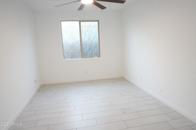 Building Photo - 40562 W Michaels Dr