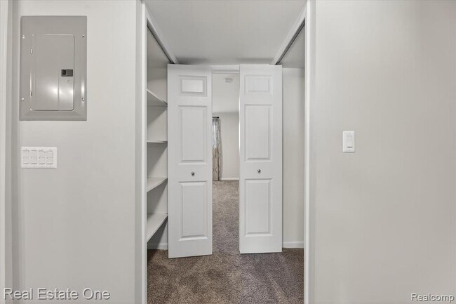 Building Photo - 874 N Main St