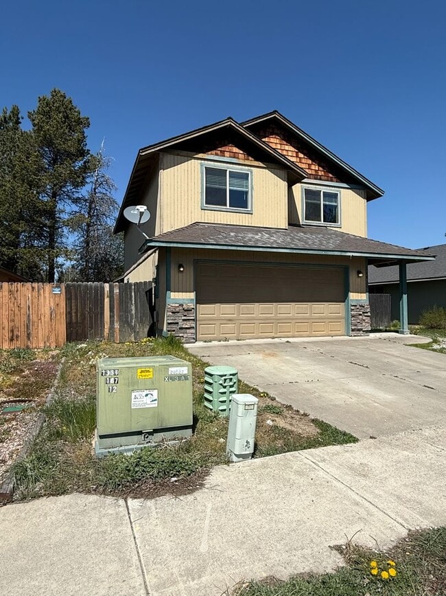 Building Photo - 3BR/2.5BA Home w/ Garage, Fenced Yard – Walk to Shops & Parkra