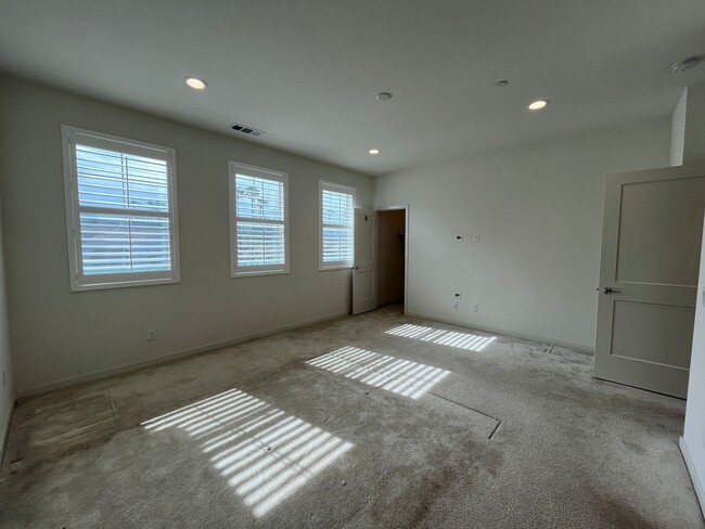 Building Photo - Gated 3+2.5 w/loft, walk-in pantry + dual ...