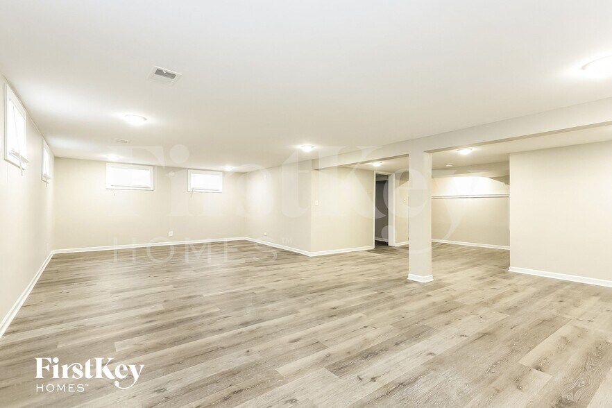 Building Photo - 1018 E 161st Pl